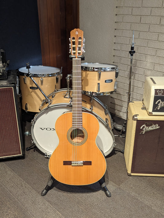 Alhambra 2C Classical Guitar w/Solid Cedar Top & Gig Bag