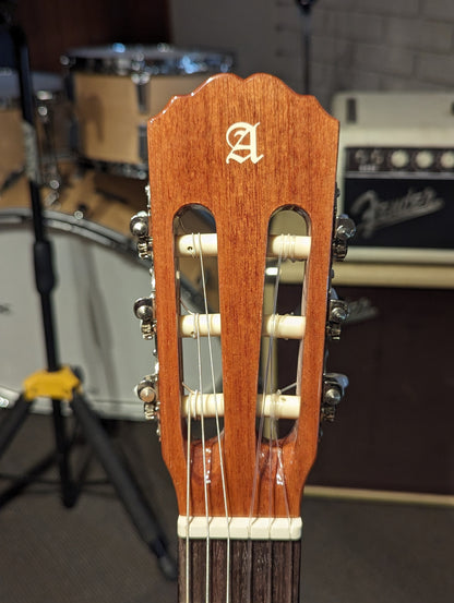 Alhambra 2C Classical Guitar w/Solid Cedar Top & Gig Bag