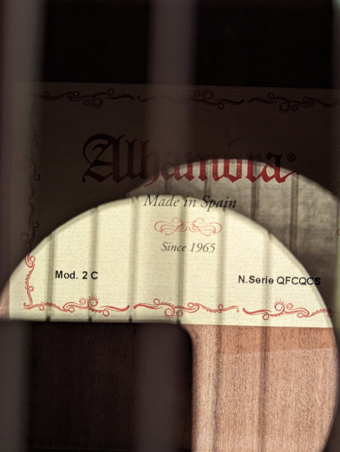 Alhambra 2C Classical Guitar w/Solid Cedar Top & Gig Bag