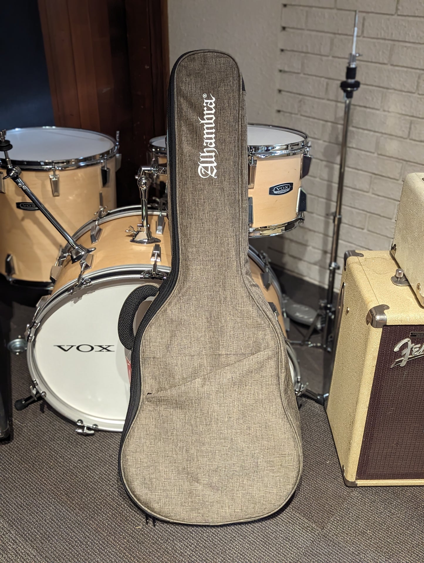 Alhambra 2C Classical Guitar w/Solid Cedar Top & Gig Bag