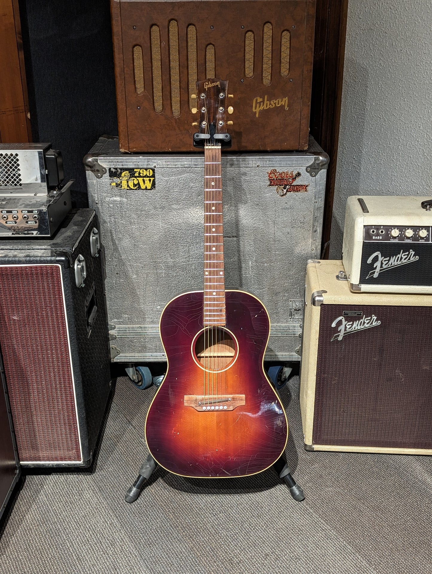 Gibson LG-1 Acoustic Guitar w/Case (1967)