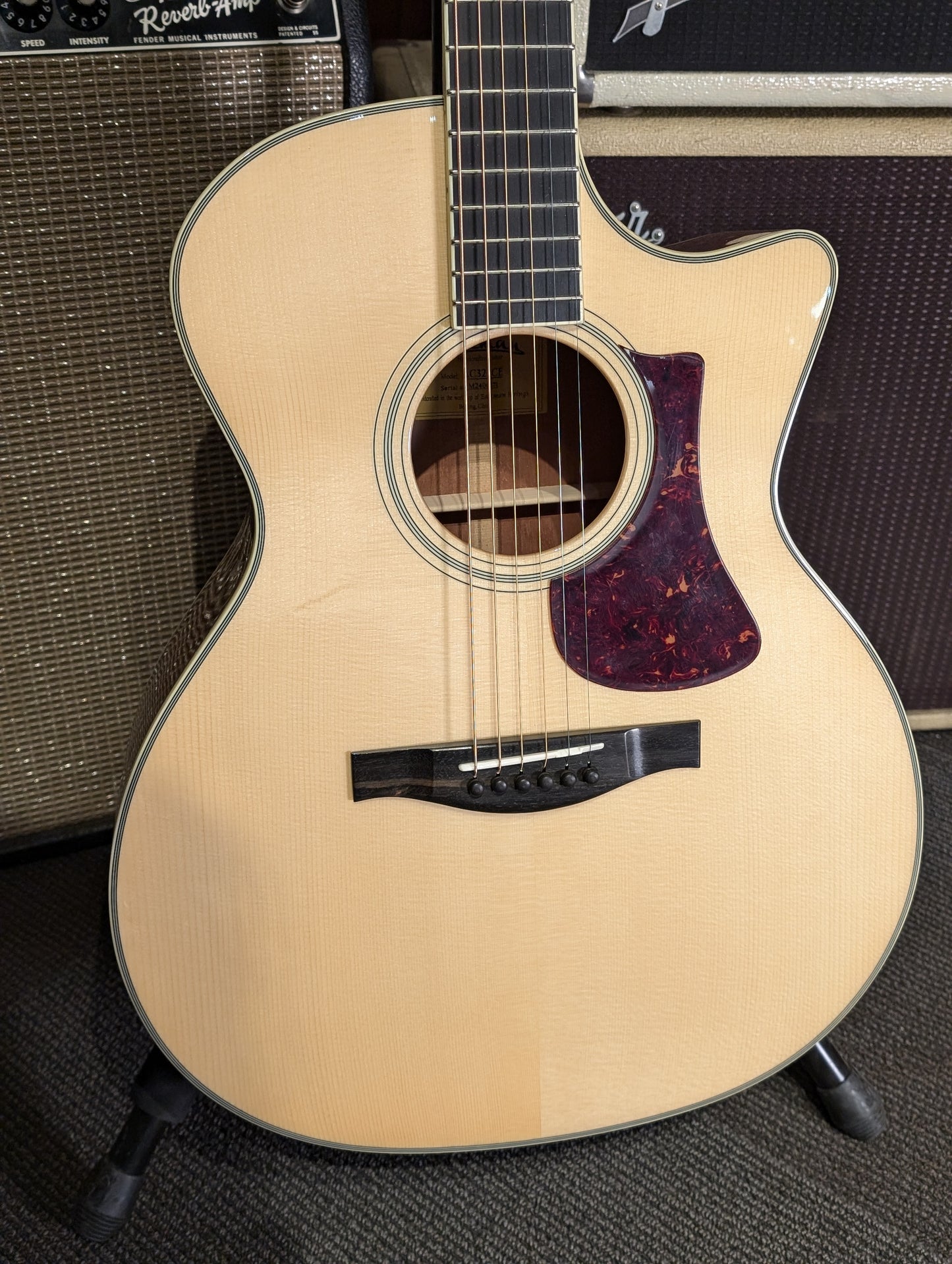 Eastman AC322CE Grand Auditorium Acoustic/Electric Guitar w/Case- Natural (Serial #M2400571)