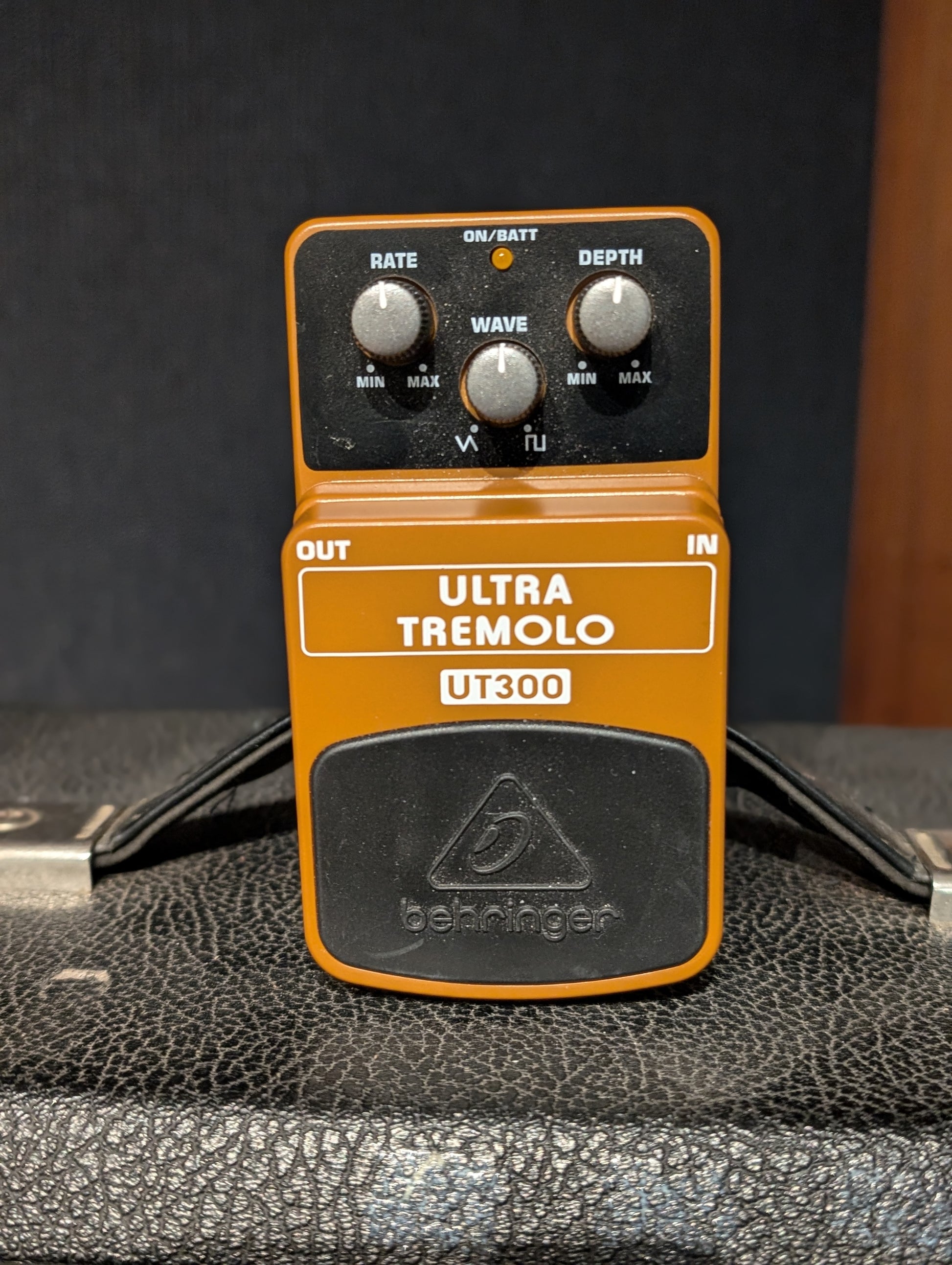 Behringer UT300 Ultra Tremolo Pedal (Used) – Acoustic Music Shop