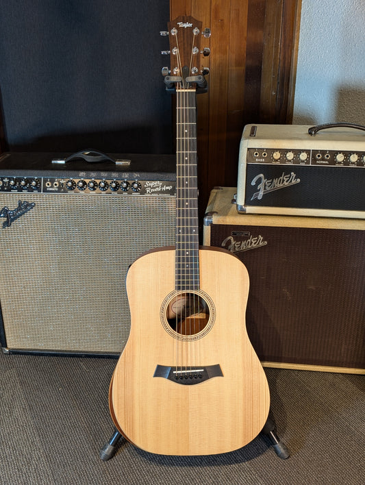 Taylor Academy 10e Acoustic/Electric Guitar w/Gig Bag (2022)