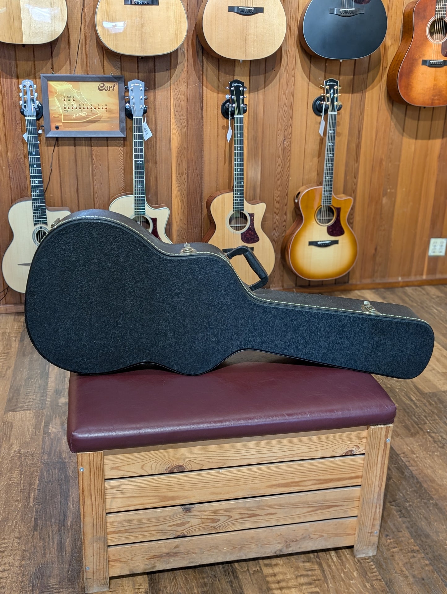 Parlor/000 Acoustic Guitar Case (Used)