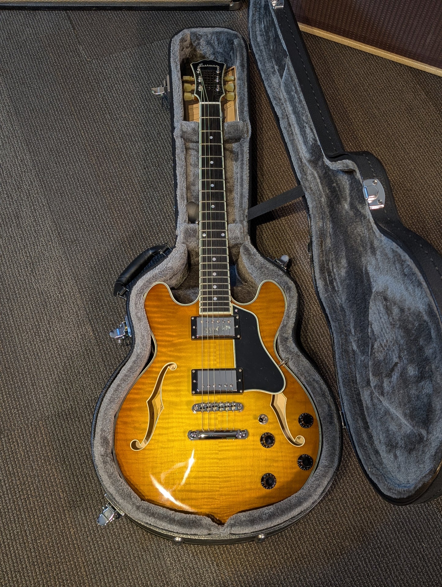 Eastman T484 Thinline Hollowbody Electric Guitar w/Case - Goldburst (B-Stock)