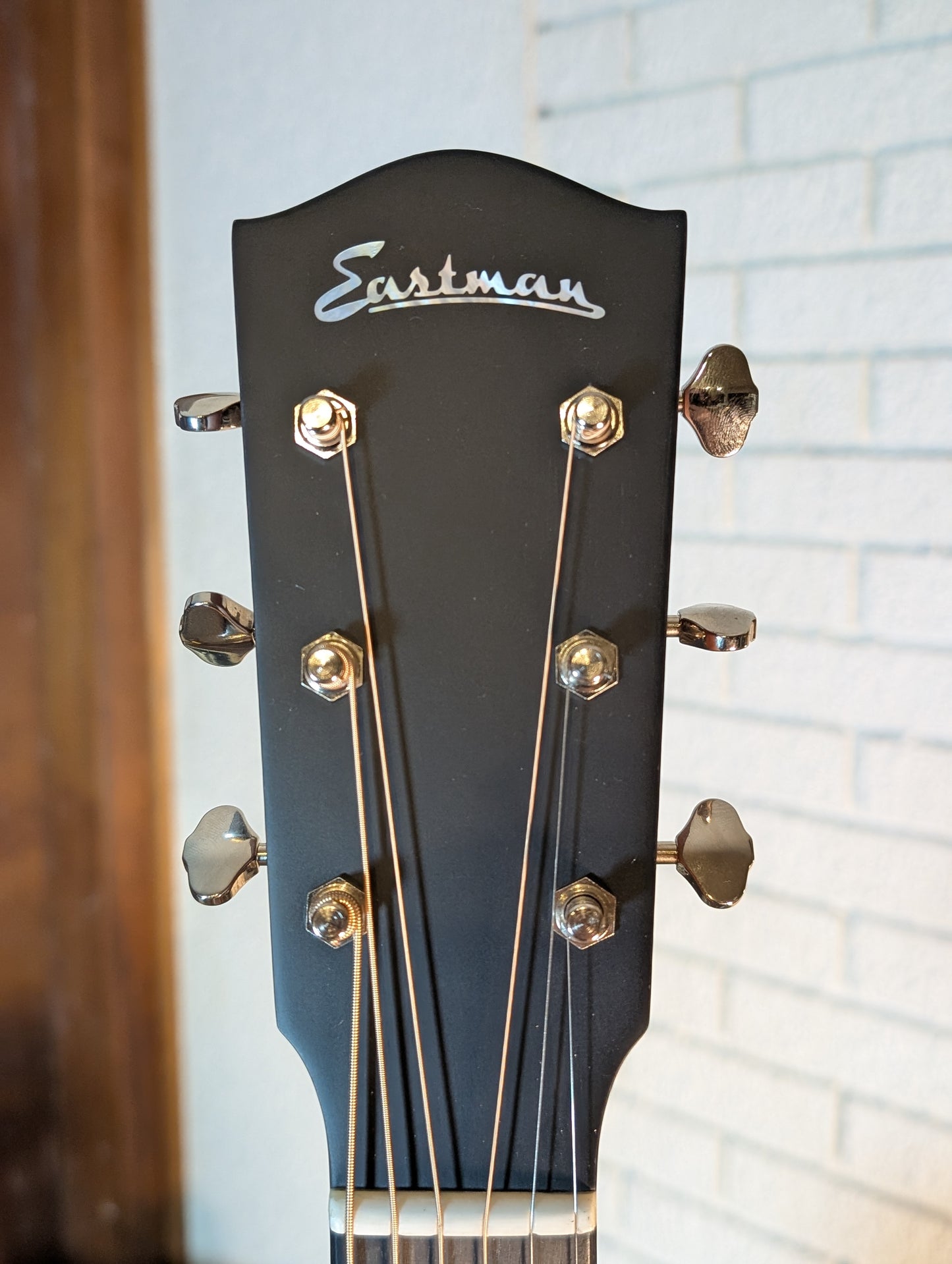 Eastman E1OOSS Deluxe Slope Shoulder Acoustic/Electric Guitar w/Gig Bag - Sunburst (Serial #M2500820)