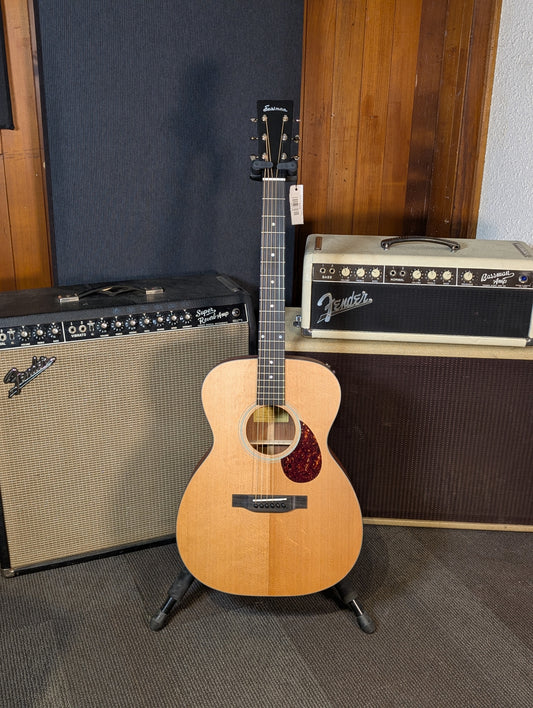 Eastman E1OM Acoustic Guitar w/Gig Bag - Natural (Serial #M2511125)