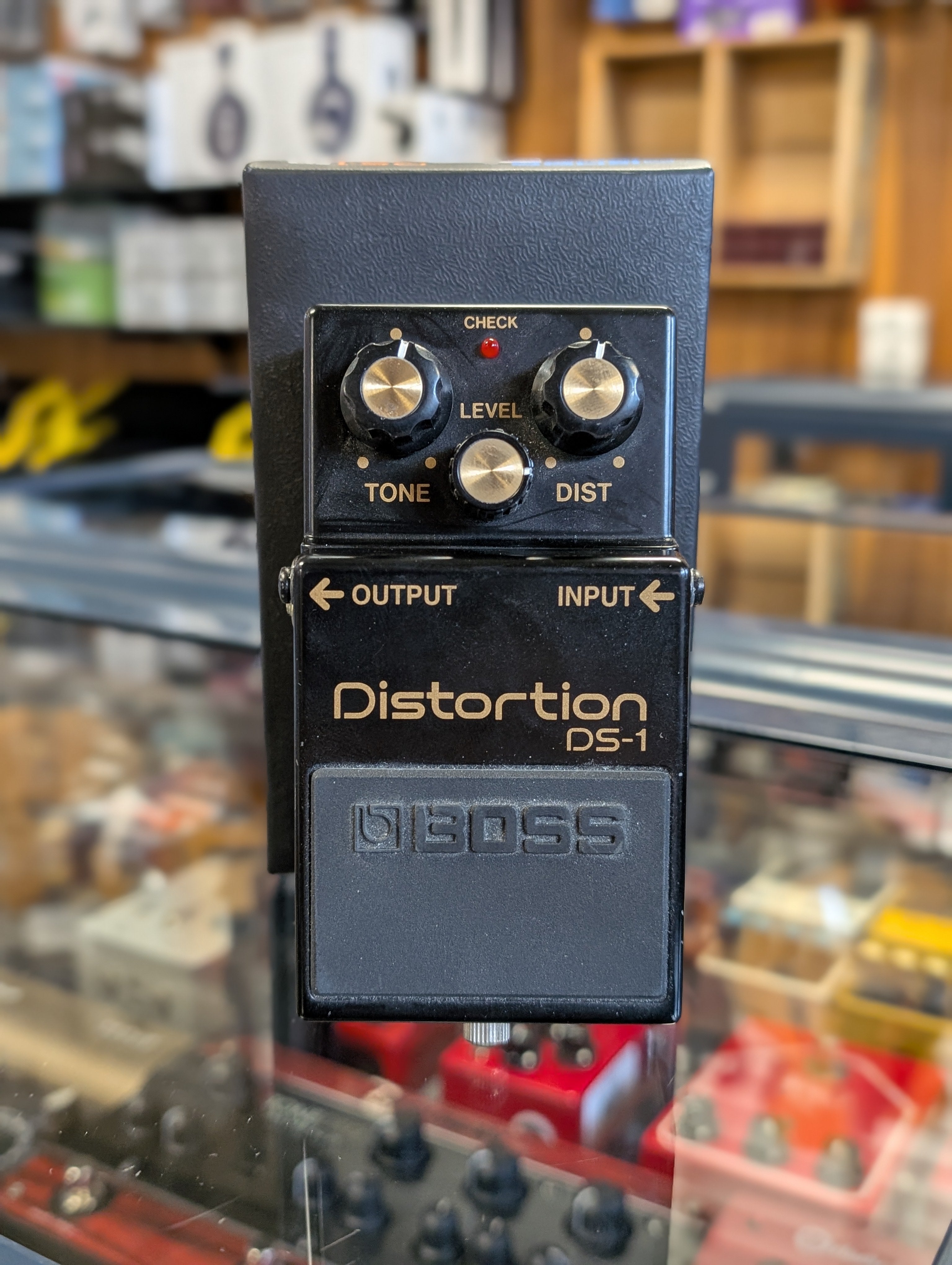 BOSS DS-1 Distortion 40周年モデル Boss DS-1 Distortion 40th Anniversary model - YouTube