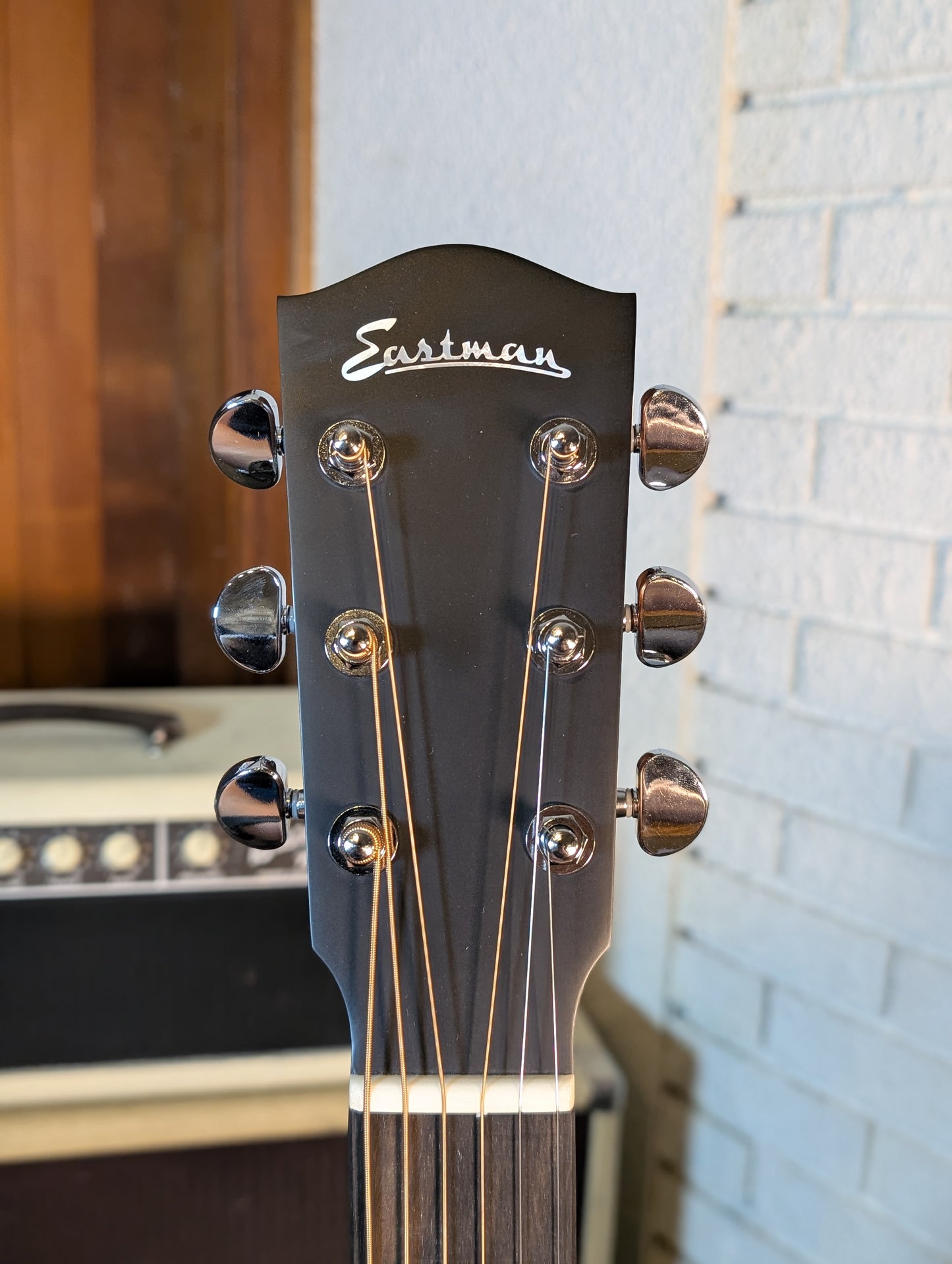 Eastman AC122-2CE Grand Auditorium Acoustic/Electrc Guitar w/Gig Bag - Black (B-Stock Serial #M2239584)