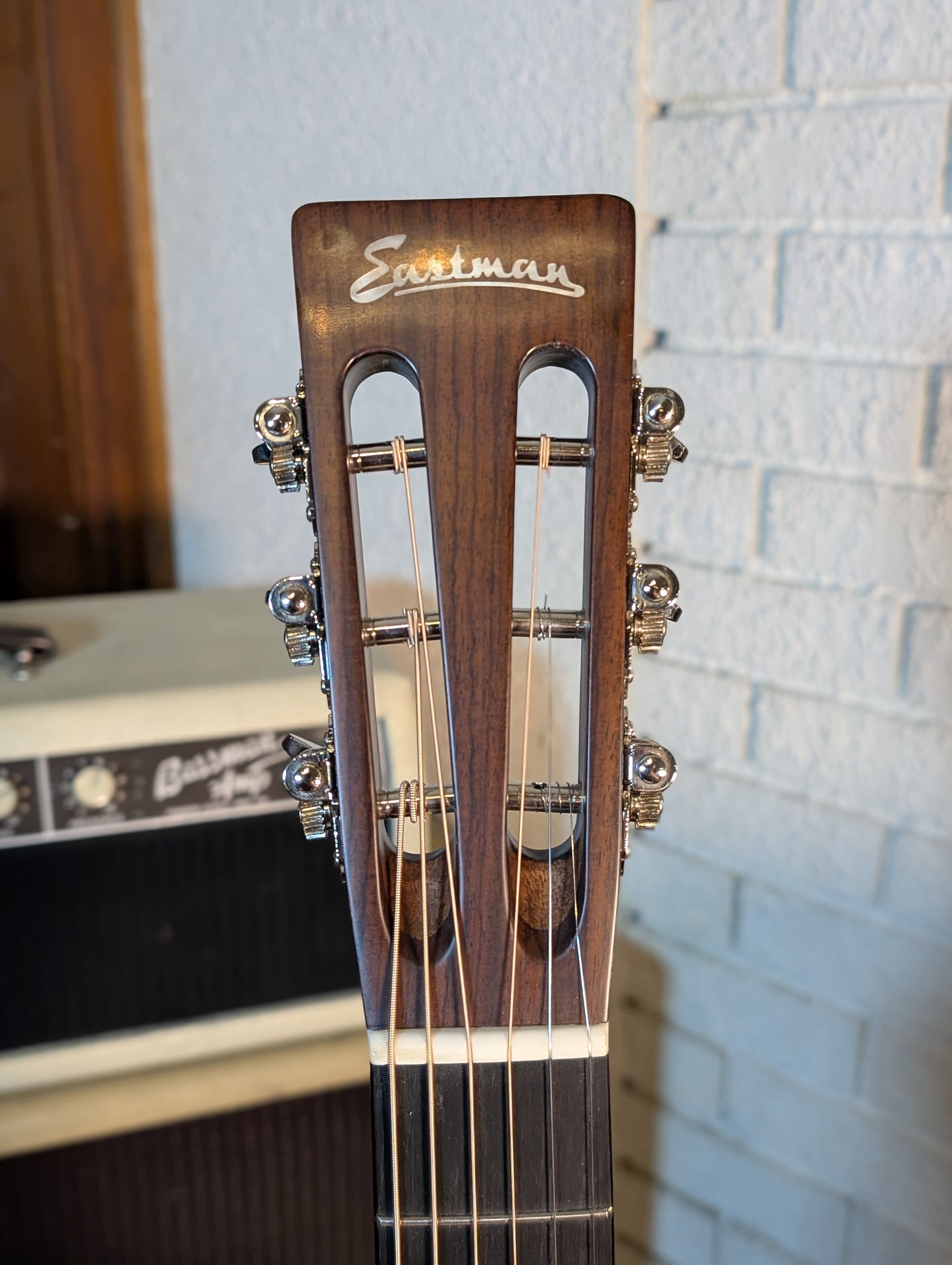 Eastman E20OO-TC Acoustic Guitar w/Case - Natural (B-Stock Serial #M2336571)