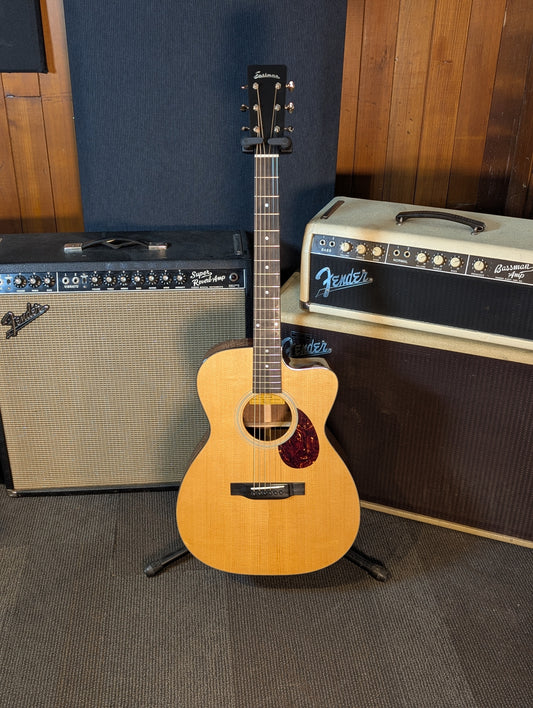 Eastman E1OMCE Deluxe Acoustic/Electric Guitar w/Gig Bag - Natural (B-Stock Serial# M2339589)