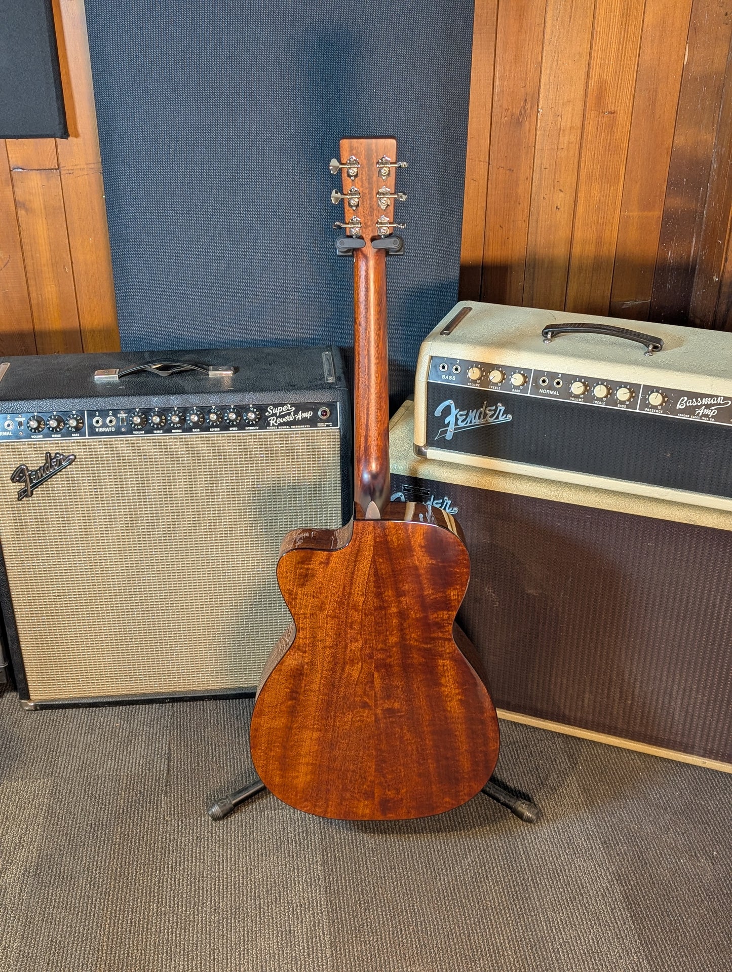 Eastman E1OMCE Deluxe Acoustic/Electric Guitar w/Gig Bag - Natural (B-Stock Serial# M2339589)