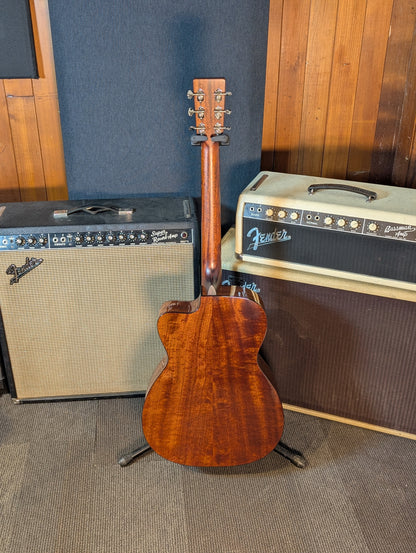 Eastman E1OMCE Deluxe Acoustic/Electric Guitar w/Gig Bag - Natural (B-Stock Serial# M2339589)