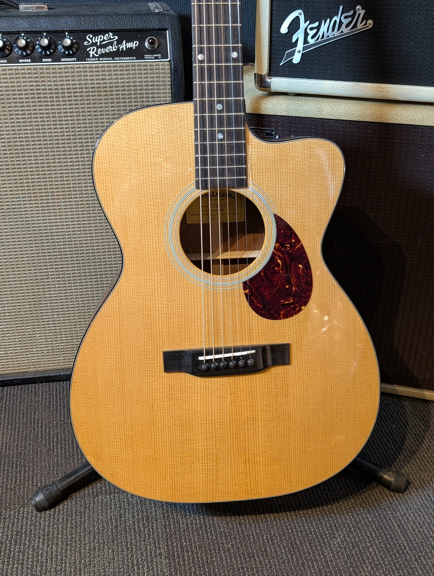 Eastman E1OMCE Deluxe Acoustic/Electric Guitar w/Gig Bag - Natural (B-Stock Serial# M2339589)