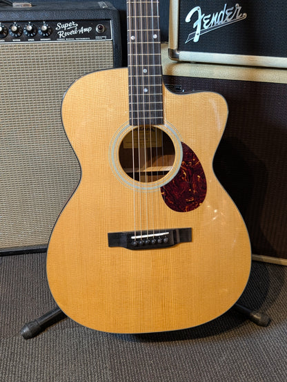 Eastman E1OMCE Deluxe Acoustic/Electric Guitar w/Gig Bag - Natural (B-Stock Serial# M2339589)