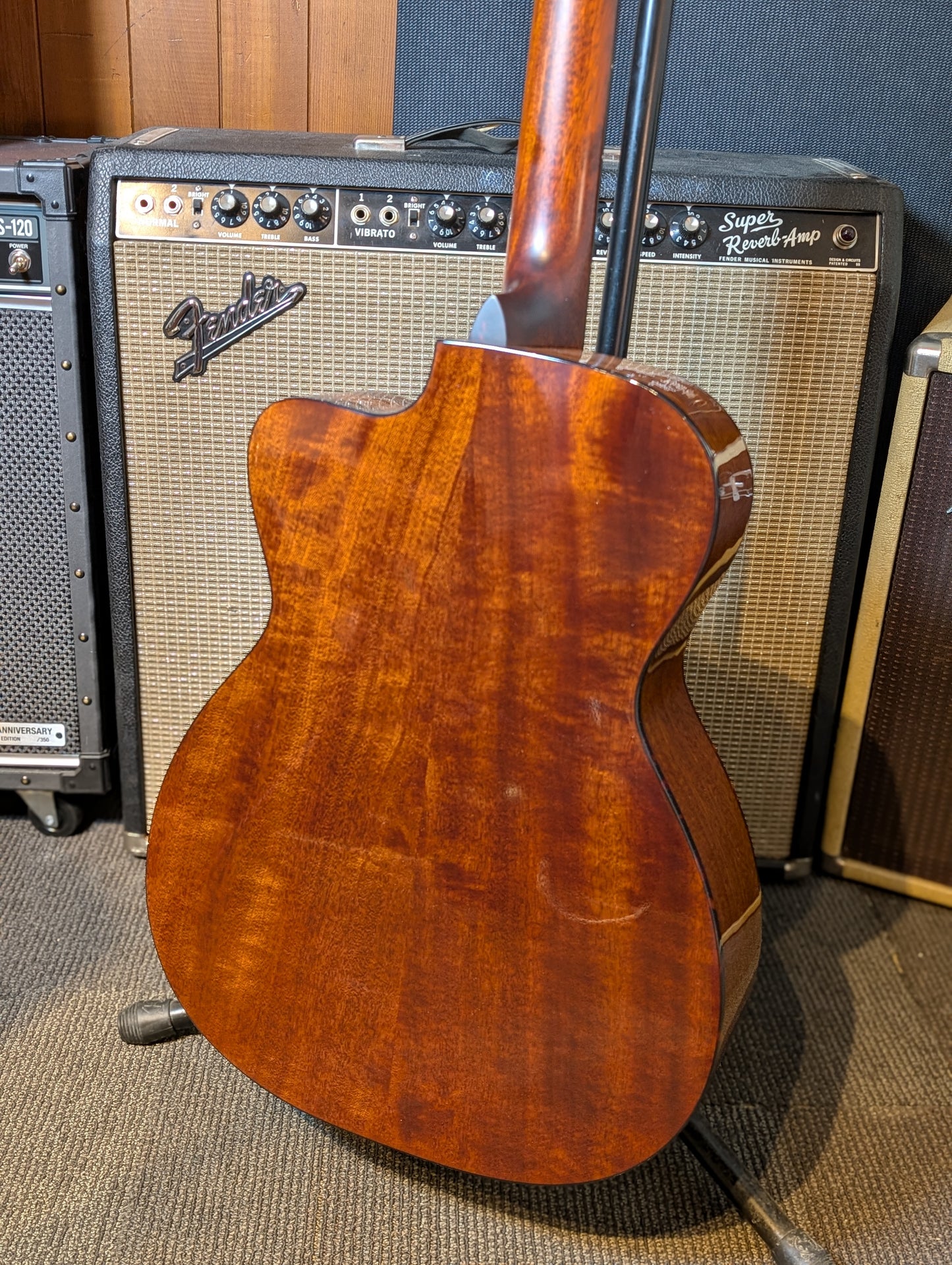 Eastman E1OMCE Deluxe Acoustic/Electric Guitar w/Gig Bag - Natural (B-Stock Serial# M2339589)