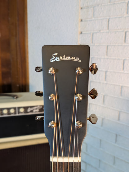 Eastman E1OMCE Deluxe Acoustic/Electric Guitar w/Gig Bag - Natural (B-Stock Serial# M2339589)