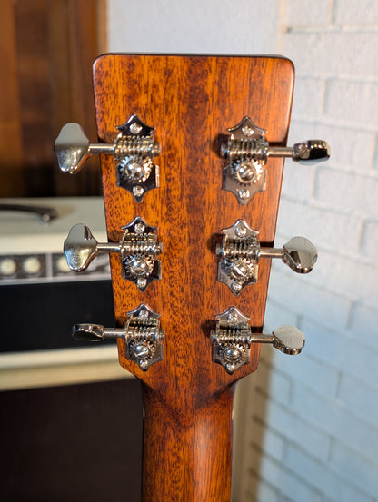 Eastman E1OMCE Deluxe Acoustic/Electric Guitar w/Gig Bag - Natural (B-Stock Serial# M2339589)