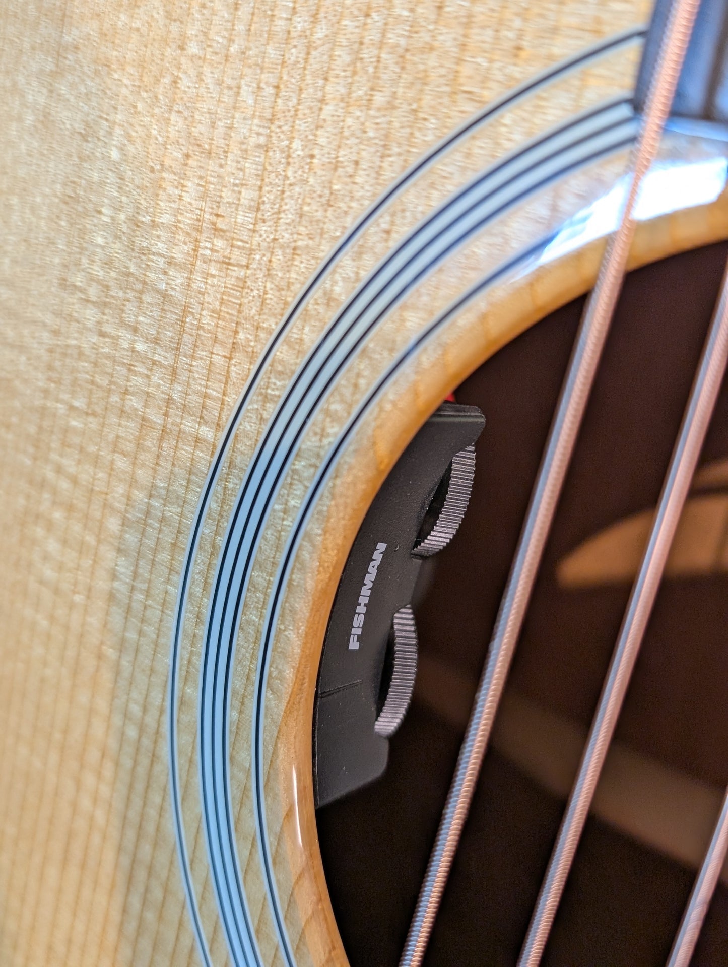 Eastman E1OMCE Deluxe Acoustic/Electric Guitar w/Gig Bag - Natural (B-Stock Serial# M2339589)