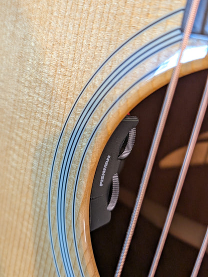 Eastman E1OMCE Deluxe Acoustic/Electric Guitar w/Gig Bag - Natural (B-Stock Serial# M2339589)