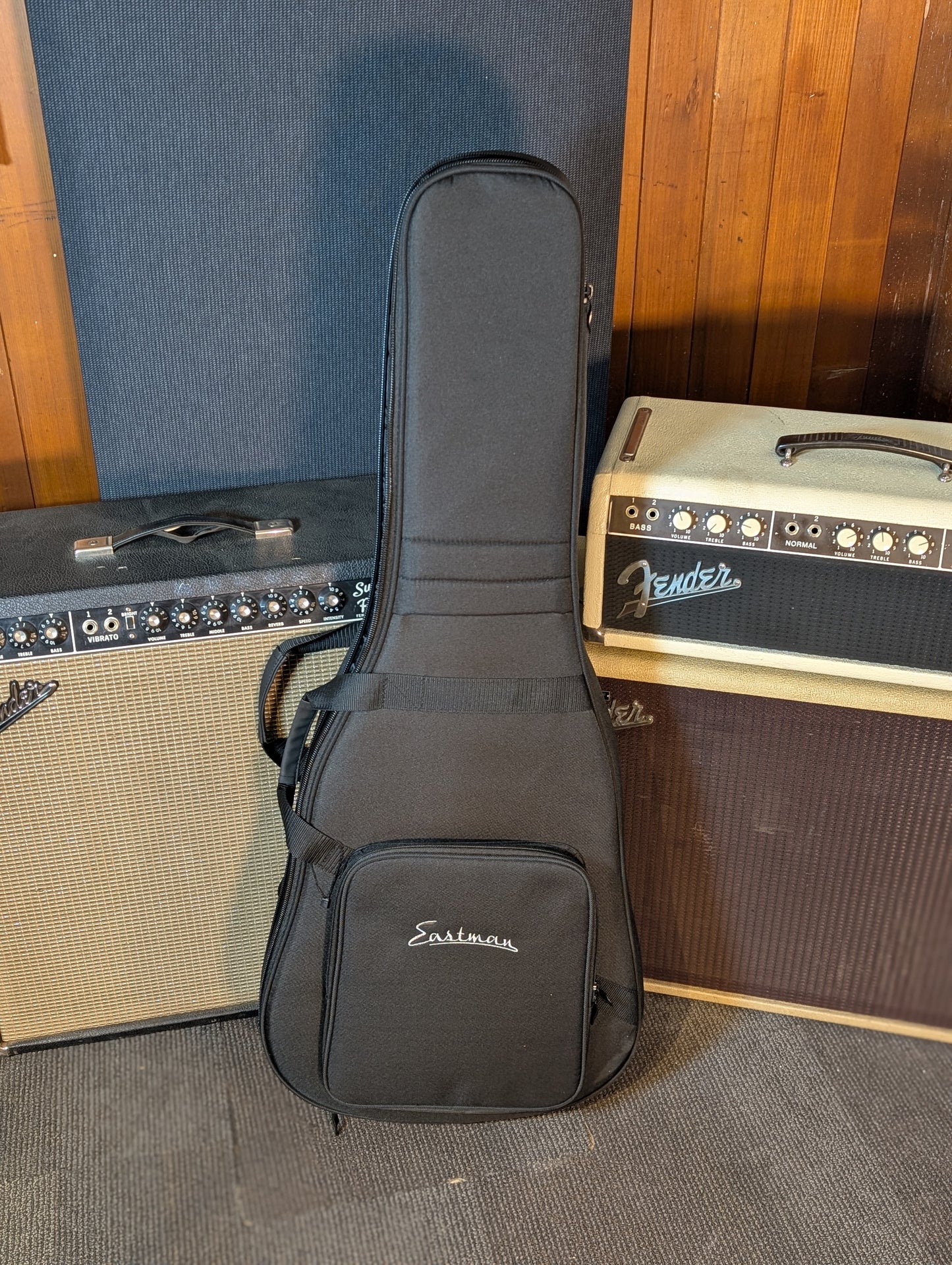 Eastman E1OMCE Deluxe Acoustic/Electric Guitar w/Gig Bag - Natural (B-Stock Serial# M2339589)