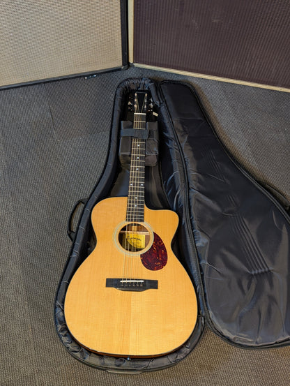 Eastman E1OMCE Deluxe Acoustic/Electric Guitar w/Gig Bag - Natural (B-Stock Serial# M2339589)