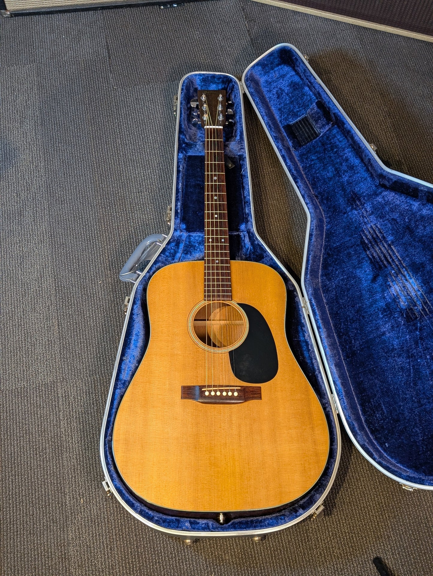 Martin D-18 Dreadnought Acoustic Guitar w/Case - Natural (1974)