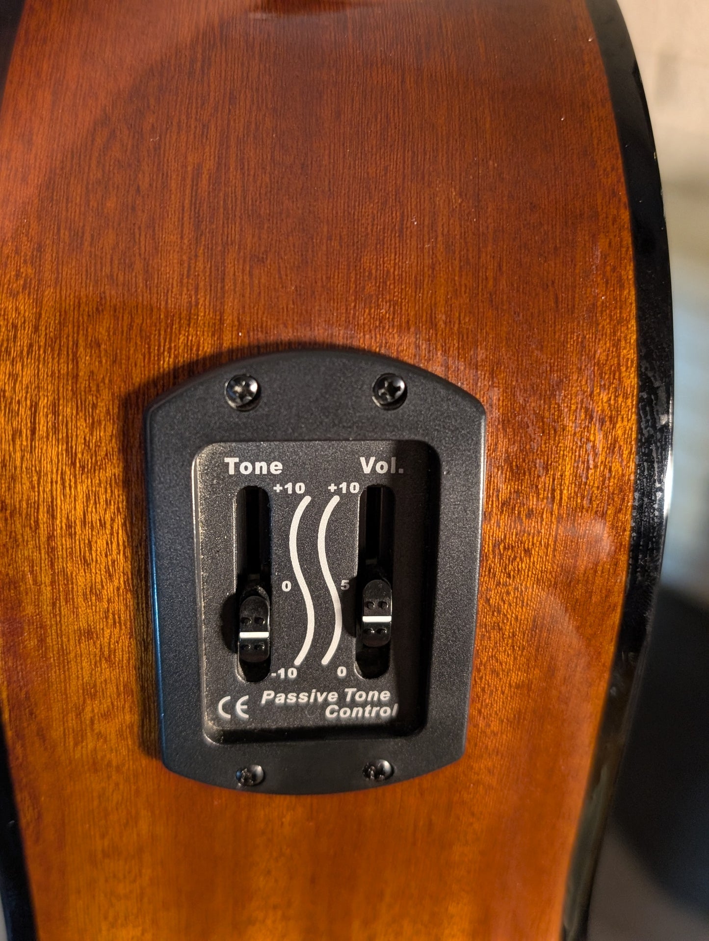 Lucero LC-200CE Acoustic/Electric Nylon String Guitar w/Case (Used)