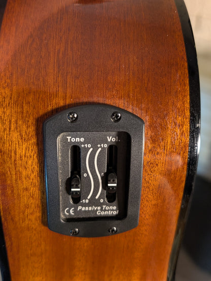 Lucero LC-200CE Acoustic/Electric Nylon String Guitar w/Case (Used)