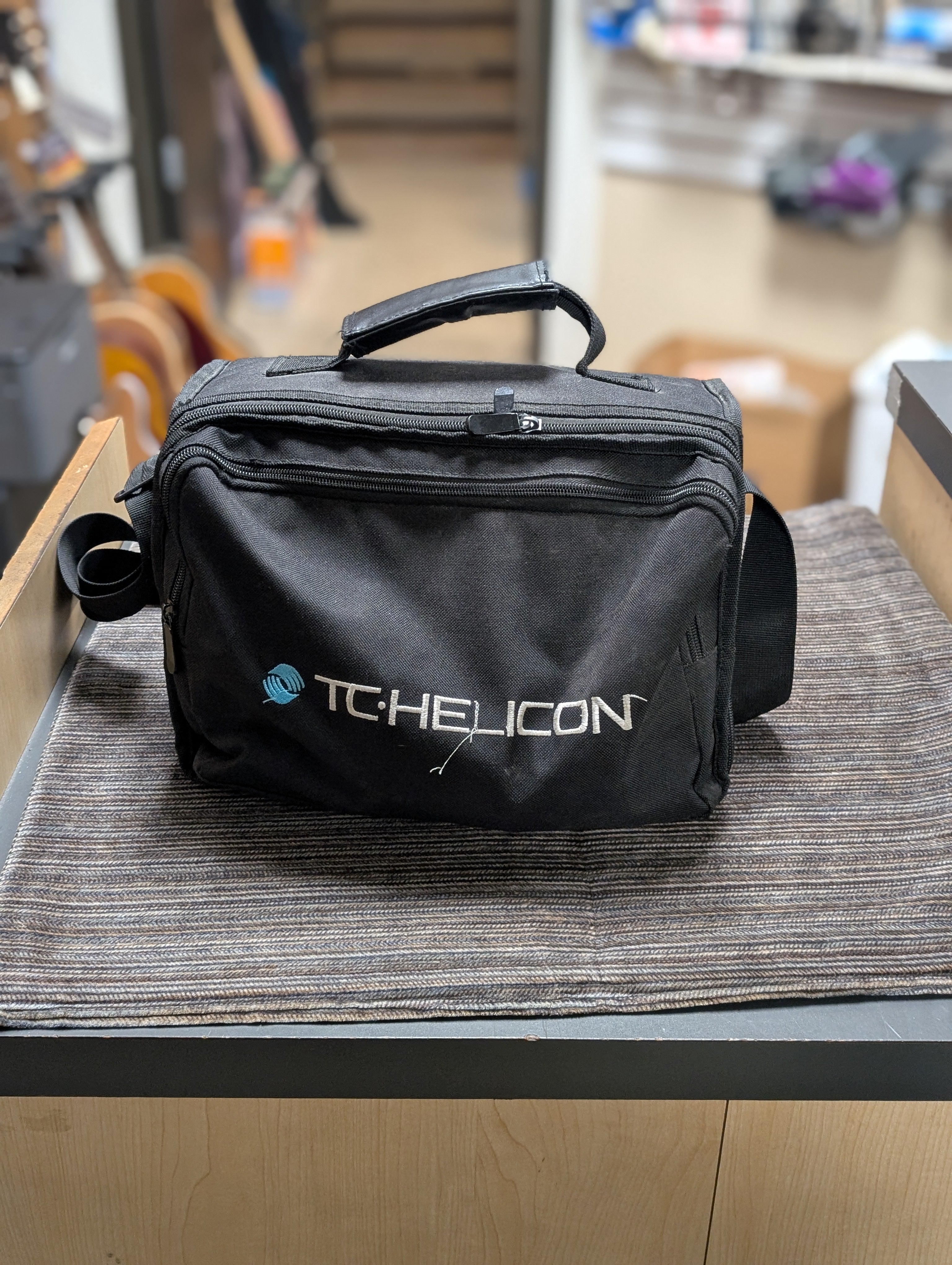 TC Helicon Voicesolo FX150 Personal PA Monitor & Vocal Processor w