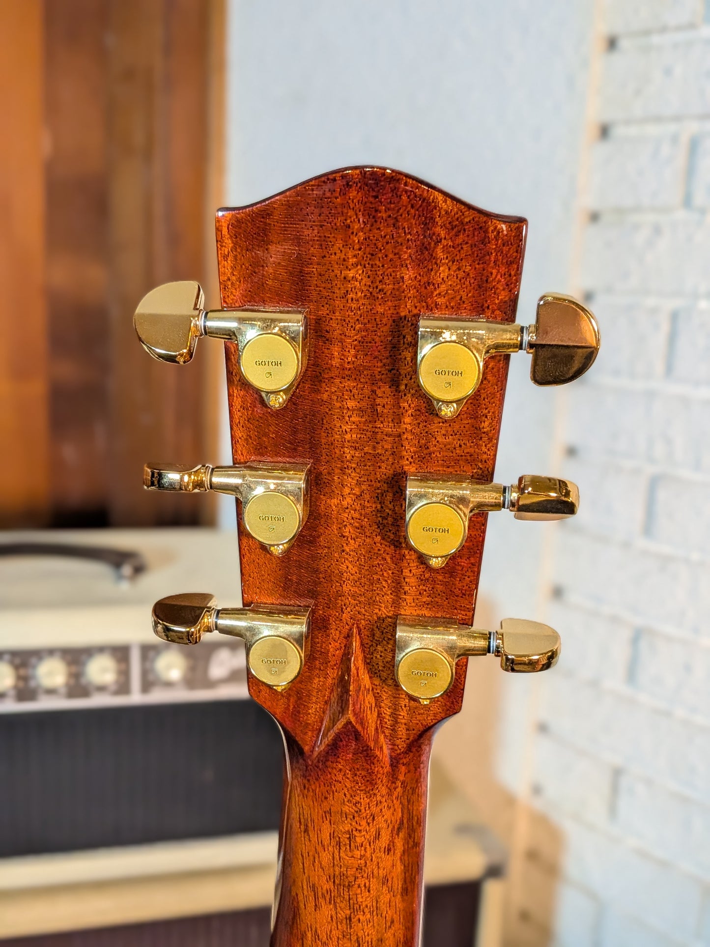 Eastman AC522CE Grand Auditorium Acoustic/Electric Guitar w/Case - Goldburst (2025)