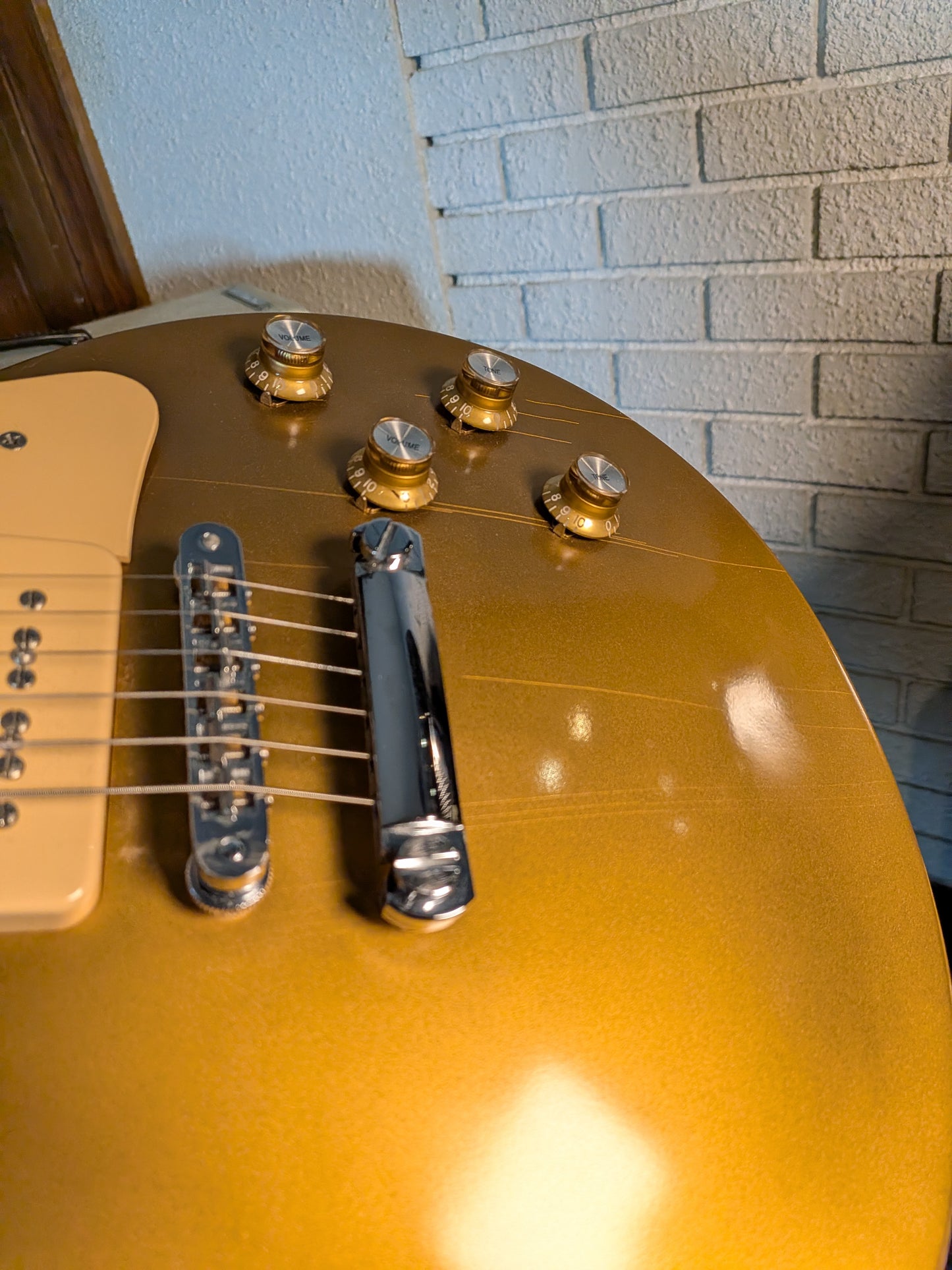 Gibson Les Paul Studio 60's Tribute Electric Guitar w/Case - Worn Gold Top (2011)