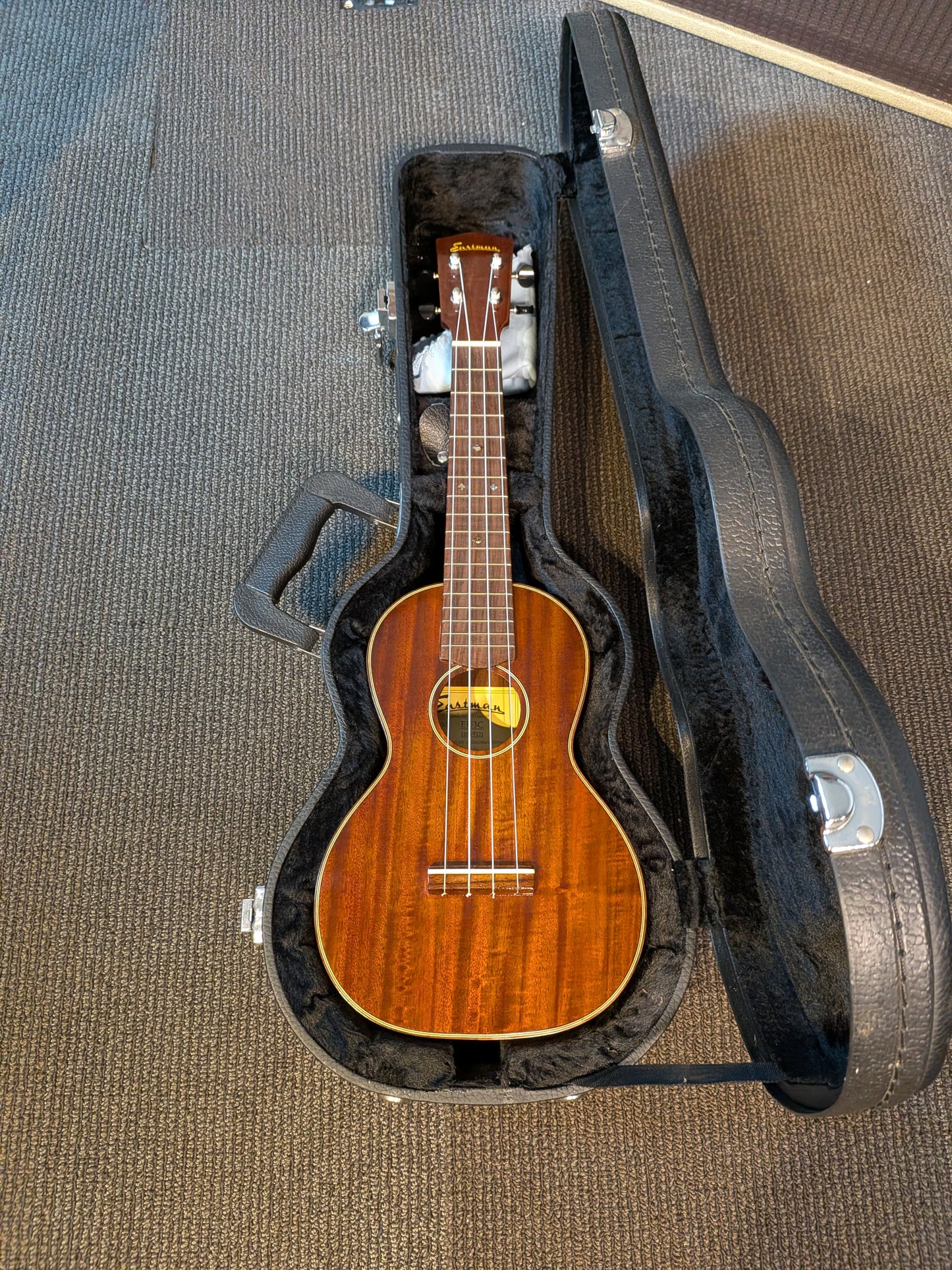 Eastman EU3-C Concert Ukulele w/ Case - Classic Finish (B-Stock Serial #11045321)