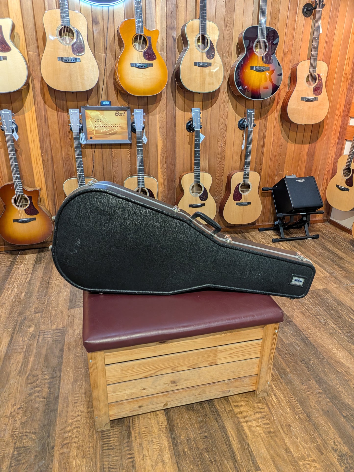 Freistat Case Company Molded Hardshell Acoustic Guitar Case (Used)