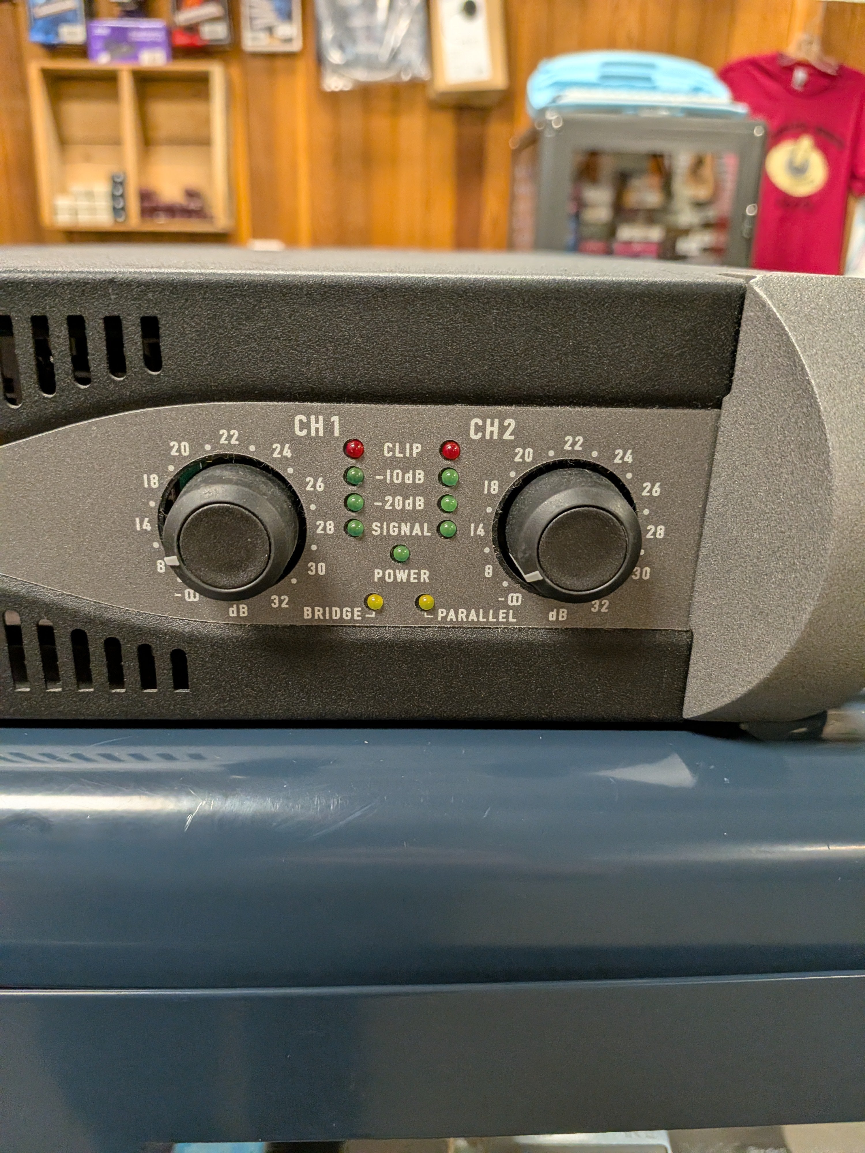 ☆【2F0917-20】 QSC PLX1602 100V ケース パワーアンプ ジャンク QSC
