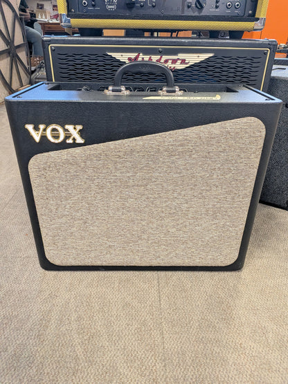 Vox AV30 10" 30w Electric Guitar Amplifier w/VFS5 Footswitch (Used)