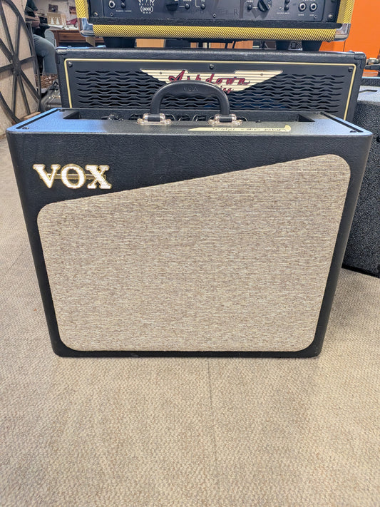 Vox AV30 10" 30w Electric Guitar Amplifier w/VFS5 Footswitch (Used)