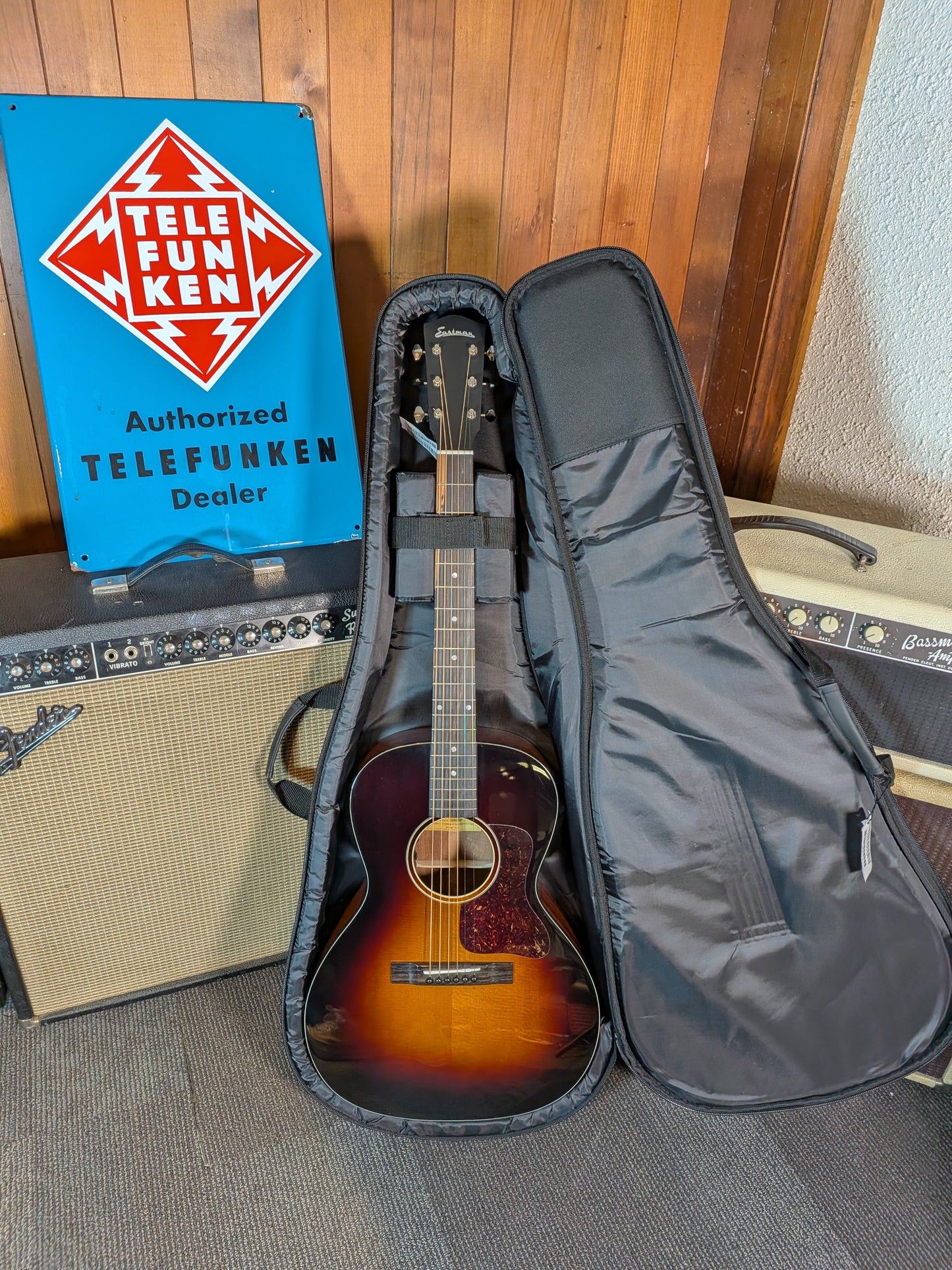 Eastman E1OOSS Deluxe Slope Shoulder Acoustic/Electric Guitar w/Gig Bag - Sunburst (Serial #M2601767)
