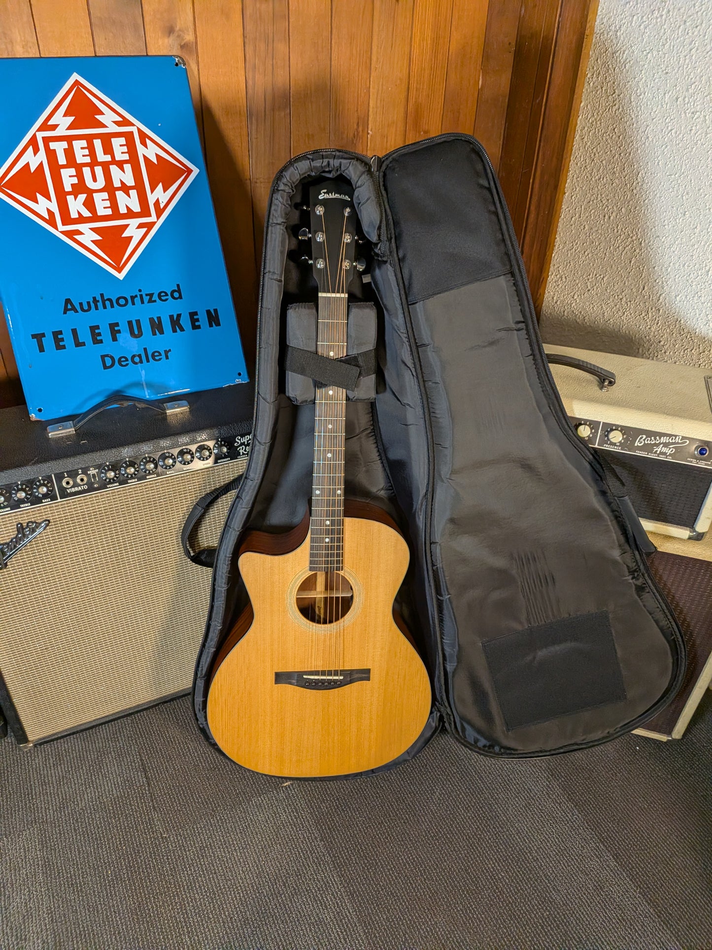 Eastman AC122L Left Handed Acoustic/Electric Guitar w/Gig Bag - Natural (B-Stock Serial #M2220410)