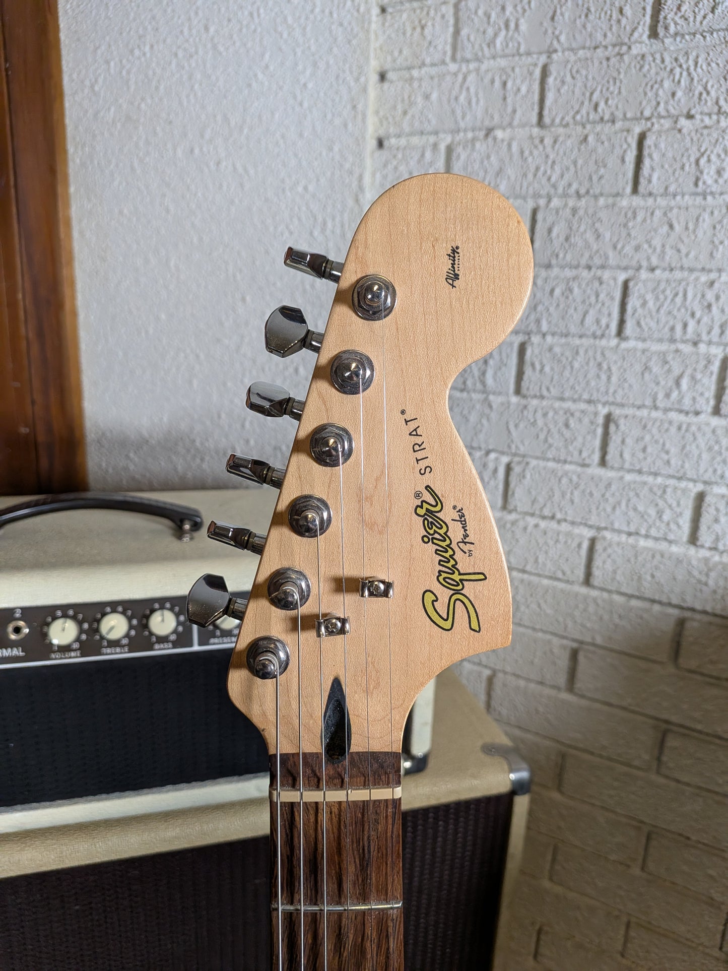 Squier Affinity Stratocaster Electric Guitar - Brown Sunburst (2014)