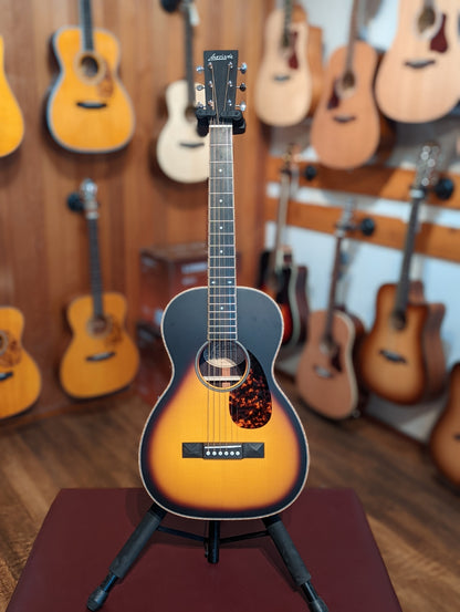 Larrivée 0-40 Rosewood Sunburst Special w/Case