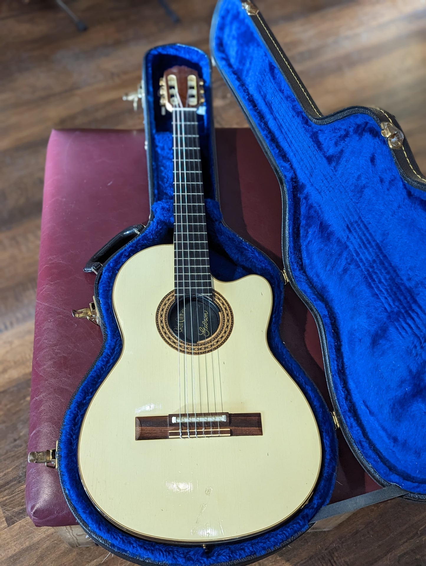 Gibson Chet Atkins CEC Acoustic/Electric Classical Guitar w/Case - Alpine White (1987)