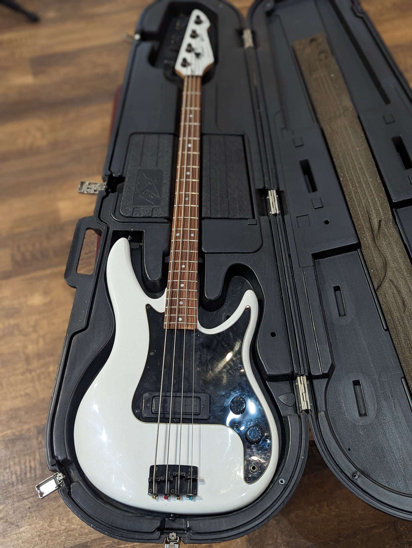 Peavey Patriot 4 String Bass Guitar w/Case (1987)